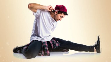 Koyu sarı zemin üzerine kentsel dansçı