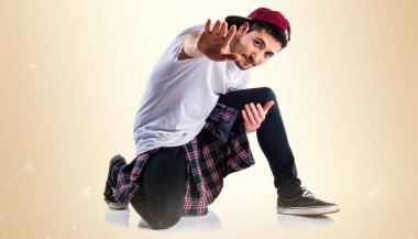 Sokak dansı üzerinde koyu sarı arka plan dans erkek