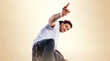 Koyu sarı zemin üzerine kentsel dansçı