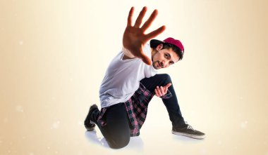 Koyu sarı zemin üzerine kentsel dansçı