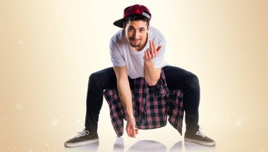 Sokak dansı üzerinde koyu sarı arka plan dans erkek