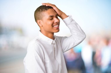 Genç Afro-Amerikan adam bir şeyin farkına vardım ve odaklanmamış açık arka plan üzerinde çözüm isteyen vardır