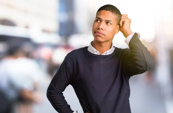 Jonge Afro Amerikaanse Man Permanent Denken Van Een Idee Het — Stockfoto