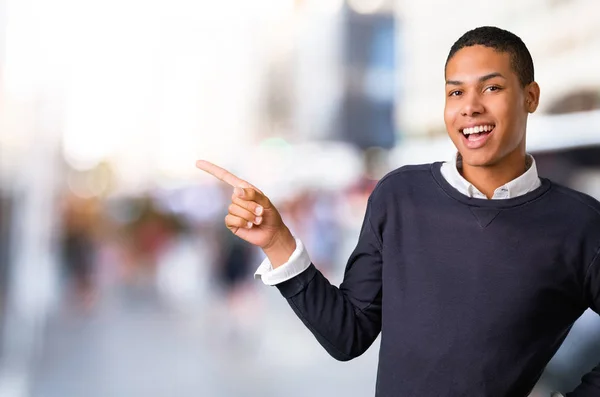 Jovem Afro Americano Apontando Dedo Para Lado Apresentando Produto Meio — Fotografia de Stock