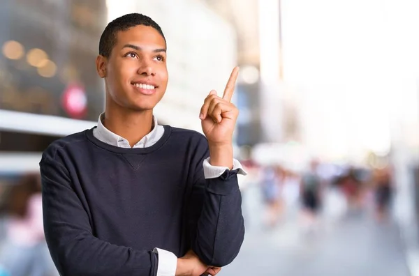 Jovem Afro Americano Apontando Com Dedo Indicador Uma Ótima Ideia — Fotografia de Stock