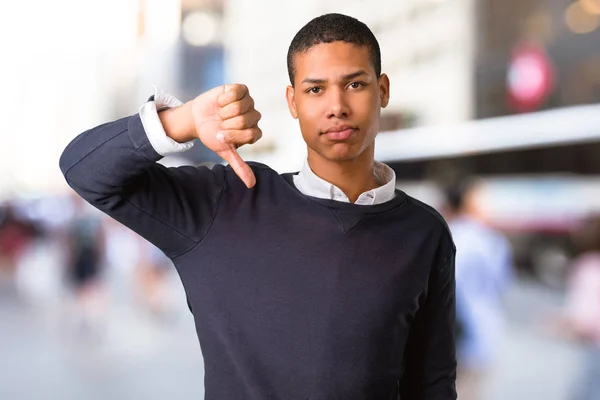 Jonge Afro Amerikaanse Man Duim Omlaag Bord Met Negatieve Expressie — Stockfoto