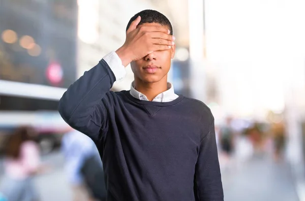Mladý Američan Afričana Muž Pokrývající Oči Rukama Uprostřed Města — Stock fotografie