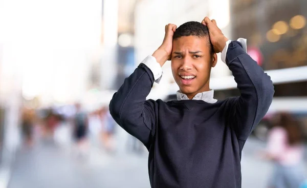 Молодой Африканский Американец Несчастен Расстроен Отрицательное Выражение Лица Центре Города — стоковое фото