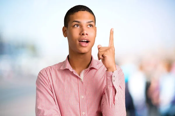 Joven Hombre Afroamericano Pie Pensando Una Idea Apuntando Con Dedo — Foto de Stock
