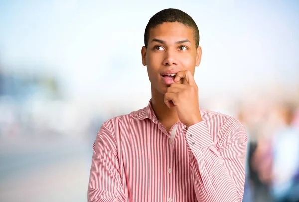 Jeune Homme Afro Américain Ayant Des Doutes Avec Une Expression — Photo