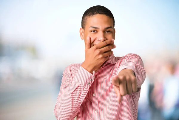 Joven Afroamericano Hombre Apuntando Con Dedo Alguien Riendo Mucho Mientras — Foto de Stock