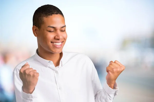 Jovem Afro Americano Celebrando Uma Vitória Feliz Por Ter Ganho — Fotografia de Stock