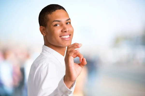 Νεαρός Αφρικανική Αμερικανική Άνθρωπος Που Δείχνει Μια Εντάξει Πινακίδα Δάχτυλα — Φωτογραφία Αρχείου