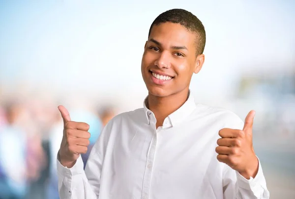 Unga Afroamerikanska Mannen Att Tummen Upp Gest Med Båda Händerna — Stockfoto