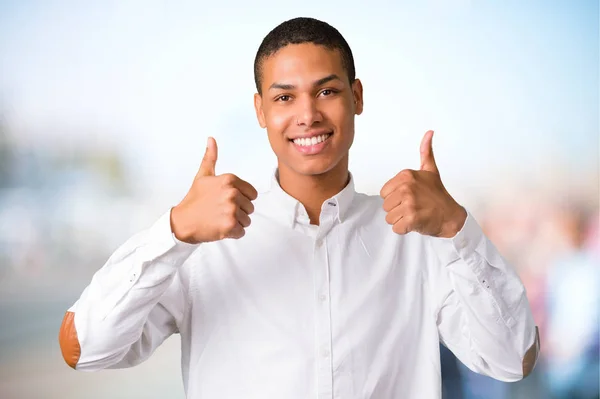 Jovem Afro Americano Dando Gesto Polegar Para Cima Sorrindo Porque — Fotografia de Stock