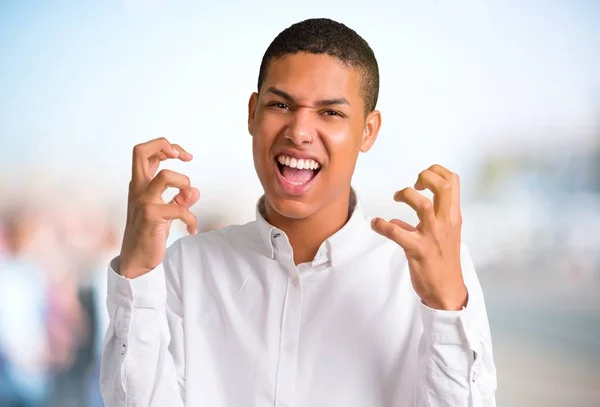 Joven Afroamericano Hombre Molesto Enojado Gesto Furioso Expresión Negativa Sobre — Foto de Stock