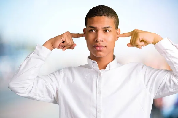 Jeune Homme Afro Américain Couvrant Les Deux Oreilles Avec Les — Photo