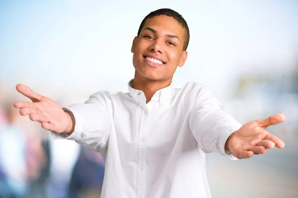 Νεαρός Αφρικανική Αμερικανική Άνθρωπος Παρουσιάζοντας Και Προσκαλεί Έρθουν Χέρι Χαρούμενος — Φωτογραφία Αρχείου