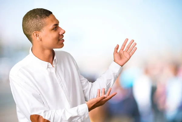 Молодой Африканский Американец Протягивает Руки Сторону Улыбается Представляет Приглашает Выйти — стоковое фото