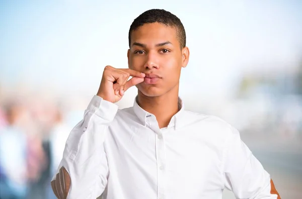 Jovem Afro Americano Mostrando Sinal Fechar Boca Silenciar Gesto Fazendo — Fotografia de Stock