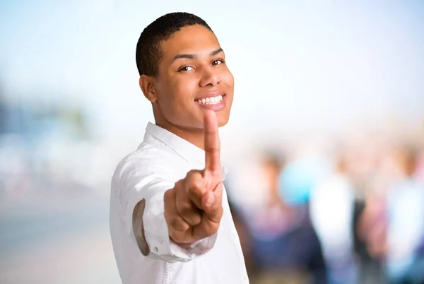 Unga Afroamerikanska Man Visar Och Lyfta Ett Finger Tecken Bästa — Stockfoto