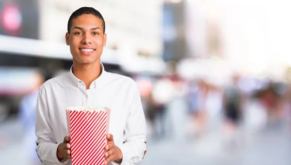Jeune Homme Afro Américain Avec Chemise Blanche Mangeant Des Popcorns — Photo