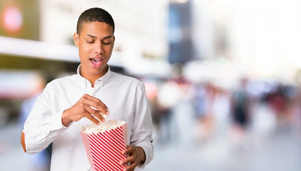 Jovem Afro Americano Com Camisa Branca Comendo Pipocas Uma Tigela — Fotografia de Stock