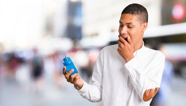 Joven Afroamericano Con Camisa Blanca Sosteniendo Reloj Despertador Vintage Centro —  Fotos de Stock