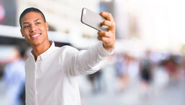 Junger Afrikanisch Amerikanischer Mann Mit Weißem Hemd Macht Ein Selfie — Stockfoto
