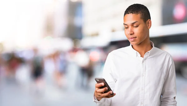 Joven Afroamericano Con Camisa Blanca Enviando Mensaje Correo Electrónico Con —  Fotos de Stock