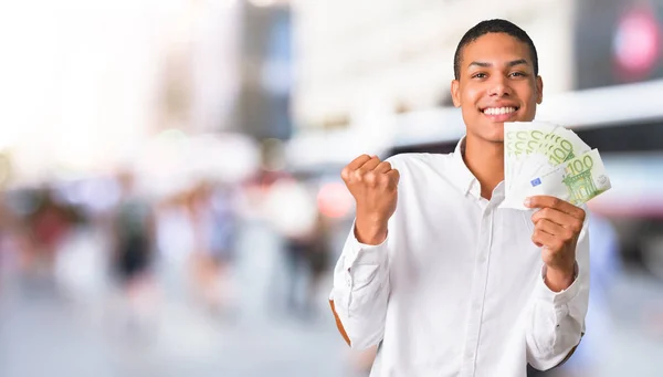 Joven Hombre Afroamericano Con Camisa Blanca Feliz Porque Ganado Mucho —  Fotos de Stock