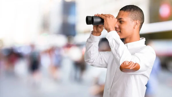 Joven Afroamericano Con Camisa Blanca Buscando Algo Distancia Con Prismáticos — Foto de Stock