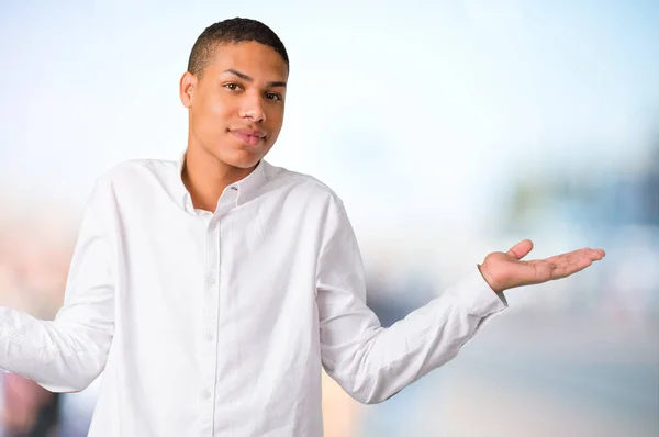 Νεαρός Αφρικανική Αμερικανική Άνθρωπος Λευκό Πουκάμισο Κάνοντας Ασήμαντες Και Αμφιβολίες — Φωτογραφία Αρχείου