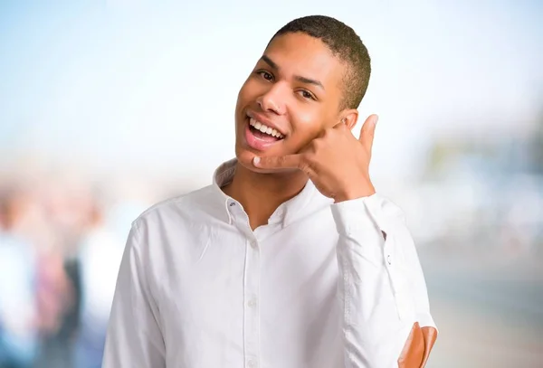 Unga Afroamerikanska Man Med Vit Skjorta Gör Telefonen Gest Och — Stockfoto
