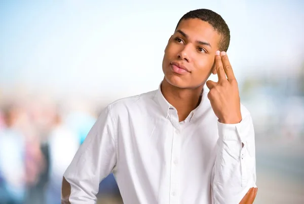 Jonge Afro Amerikaanse Man Met Wit Overhemd Met Problemen Ongelukkige — Stockfoto