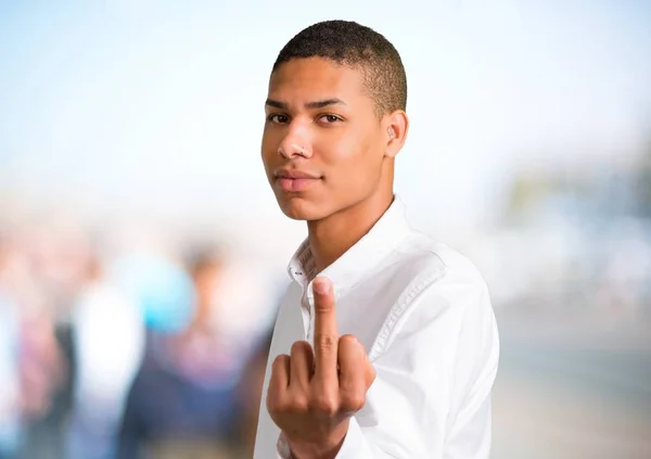 Νεαρός Αφρικανική Αμερικανική Άνθρωπος Λευκό Πουκάμισο Κέρατο Χειρονομία Αρνητική Έκφραση — Φωτογραφία Αρχείου