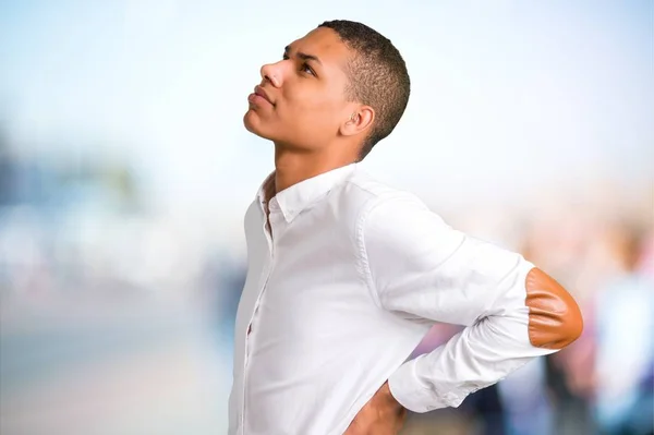 Jonge Afro Amerikaanse Man Met Wit Overhemd Ongelukkig Lijden Aan — Stockfoto