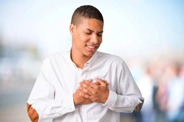Jonge Afro Amerikaanse Man Met Wit Overhemd Met Een Pijn — Stockfoto