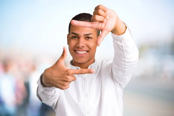 Jeune Homme Afro Américain Avec Chemise Blanche Focalisant Visage Symbole — Photo