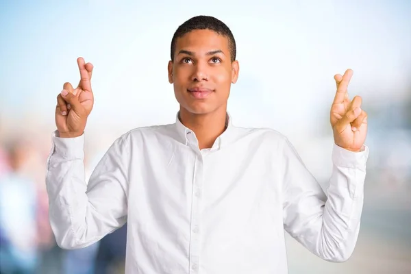 Jonge Afro Amerikaanse Man Met Wit Overhemd Met Vingers Oversteken — Stockfoto