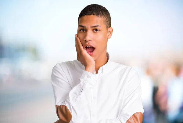 Νεαρός Αφρικανική Αμερικανική Άνθρωπος Λευκό Πουκάμισο Έκπληκτος Και Σοκαρισμένος Ενώ — Φωτογραφία Αρχείου