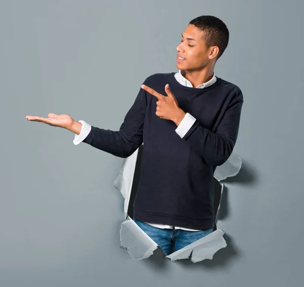 Junger Afrikanisch Amerikanischer Mann Hält Imaginären Kopierraum Auf Die Handfläche — Stockfoto