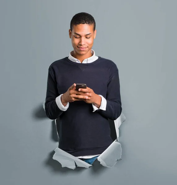 Joven Afroamericano Hombre Enviando Mensaje Correo Electrónico Con Móvil Través —  Fotos de Stock