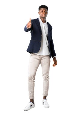 Tam vücut yakışıklı Afro-Amerikan adamın jest Yaşasın vererek ve beyaz arka plan üzerinde gülümseyen bir ceket