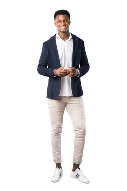 Tam vücut yakışıklı Afro-Amerikan adamın beyaz arka plan üzerinde konuşmak için mobil bir ceket