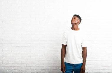 Karanlık adam stand ve seyir yukarıya ile ciddi bir yüz derili