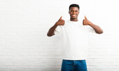 Jest Yaşasın vererek ve başarı elde etti çünkü gülümseyen adam koyu tenli