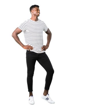 Çizgili gömlekli kalça beyaz arka plan üzerinde silah ile poz ile adam tam vücut karanlık tenli