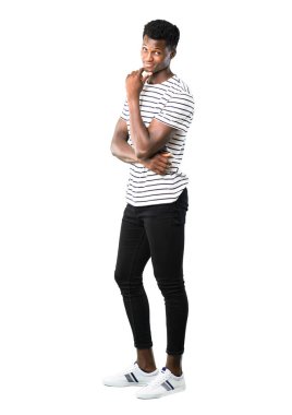 Karanlık tam vücut ile çizgili gömlek beyaz arka plan üzerinde göğsünde el koyarken çok gülümseyen adam derili