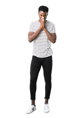 Karanlık tam vücut ağız beyaz arka plan üzerinde kapsayan süre çok çizgili gömlek gülümseyen adam derili